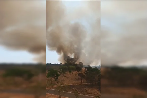 Imagem colorida de incêndio no DF