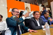 Augusto Cury e Tarcísio de Freitas na convenção do partido Avante