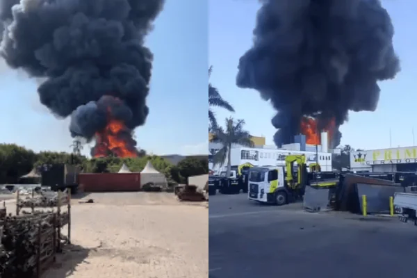 Imagem colorida de um incêndio em um galpão de uma indústria - Metrópoles