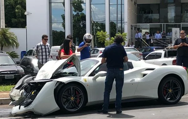 Processado pela Ferrari por plágio pede réplica de carro de volta