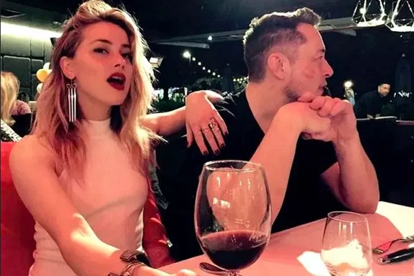 Foto colorida de Amber Heard e Elon Musk - Metrópoles
