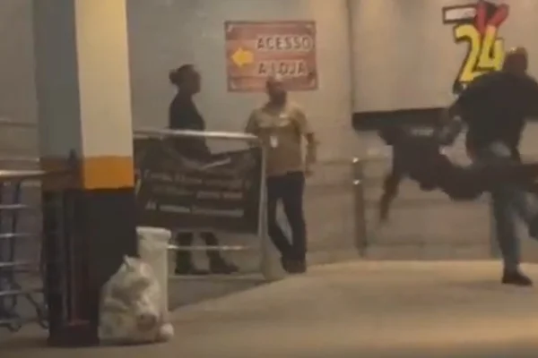 Segurança agredindo mulher em supermercado