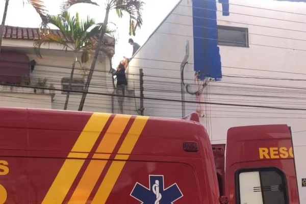 Pintor sofre descarga elétrica e tem 60% do corpo queimado em SP