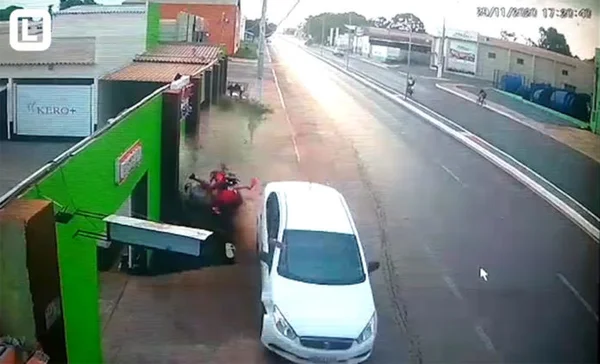 Vídeo: motorista joga carro em motociclistas e mata um deles