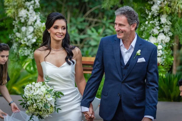 Adriana Oliveira e César Guimarães dizem “sim” no espaço Vila Sônia