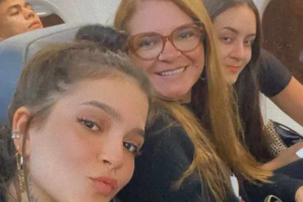 Imagem colorida da atriz Mel Maia, ao lado da mãe, Débora Maia, e da irmã, e Yasmin Maia - Metrópoles