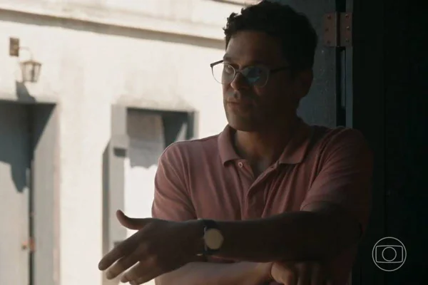 foto colorida de homem negro de oculos e camiseta polo falando - metrópoles