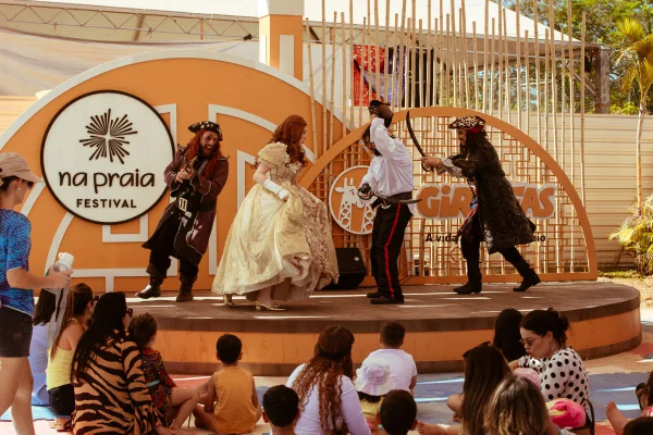 Fotografia colorida mostrando peça de teatro-Metrópoles