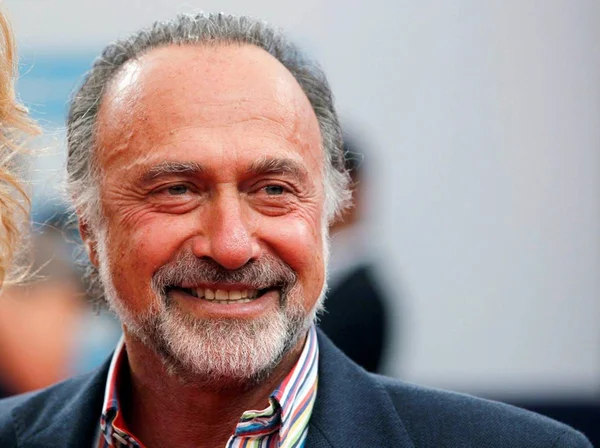Olivier Dassault sorri e olha para longe