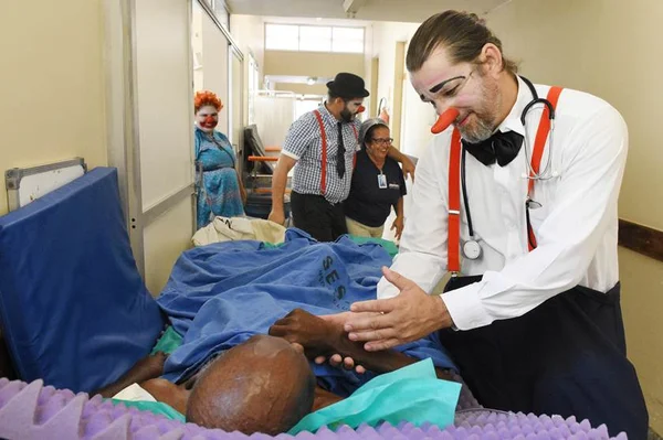 Voluntários levam alegria para hospitais públicos do Distrito Federal