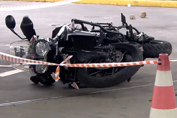 Imagem colorida de moto caída no chão. Vítima levou tiro de policial - Metrópoles