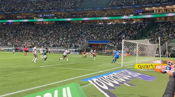 Mesmo com polêmica, São Paulo vira contra o Palmeiras e avança de fase