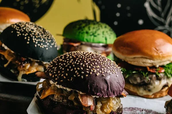Descubra a The Famous, hamburgueria de pães coloridos em Águas Claras
