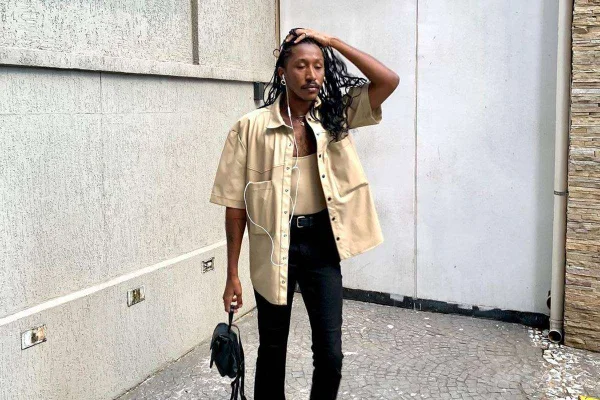 Uyl Neto posa com a camisa Cícero, da Anacê