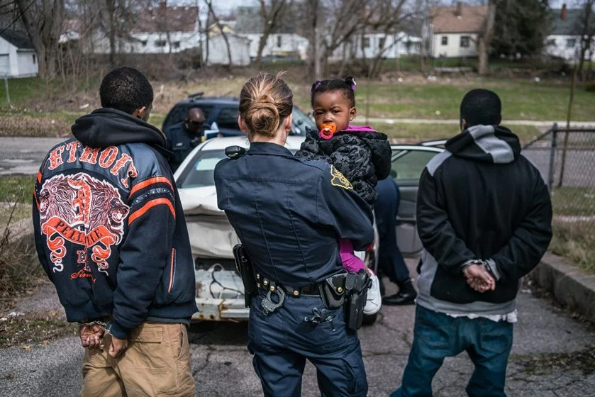 <b><a href="https://www.netflix.com/br/title/80156688">Flint Town</a>.</b> Flint, no Michigan, é uma das cidades mais violentas dos Estados Unidos. Há 98 policiais que devem fazer tudo que é possível para tomar controle da cidade, habitada por cerca de 100 mil pessoas <b><a href="https://www.netflix.com/br/title/80156688">Flint Town</a>.</b> Flint, no Michigan, é uma das cidades mais violentas dos Estados Unidos. Há 98 policiais que devem fazer tudo que é possível para tomar controle da cidade, habitada por cerca de 100 mil pessoas