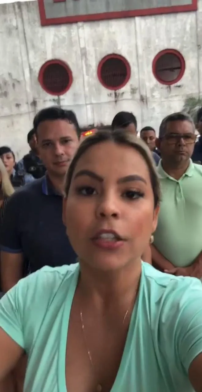 Ela quer processar a banda por danos morais Ela quer processar a banda por danos morais