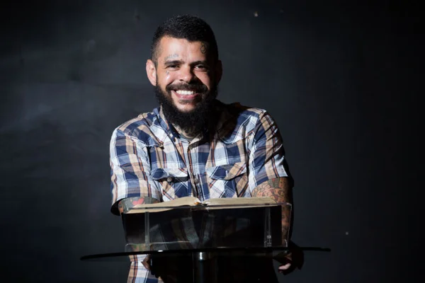 Pastor brasiliense pede perdão a homossexuais em cerimônia de lava-pés