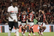 Flamengo vence São Paulo e se mantém líder do campeonato Flamengo vence São Paulo e se mantém líder do campeonato