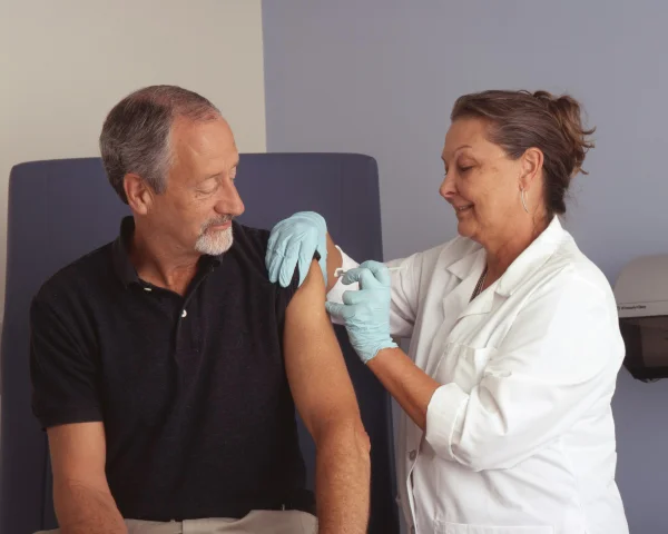 Fotografia colorida mostrando enfermeira vacinando homem-Metrópoles - Herpes-Zóster