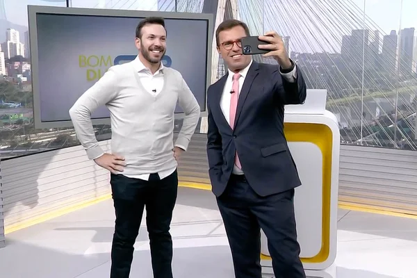 Rodrigo Bocardi tira selfie com repórter André Modesto no Bom Dia SP