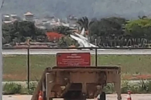 Imagem colorida mostra acidente de avião ocorrido no Aeroporto Internacional de Goiânia - Metrópoles