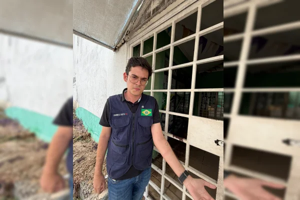 Vigilante fecha portão no braço de deputado e é levado à delegacia