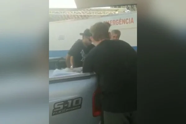Vídeo: sem ambulância, idosa vai ao hospital na carroceria de picape - destaque galeria