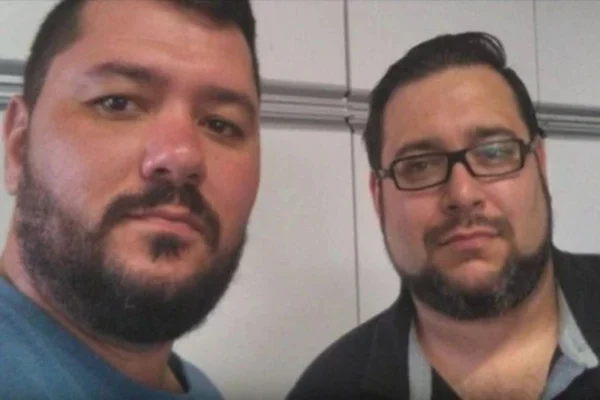 Imagem colorida, Irmãos separados se descobrem como patrão e empregado após 10 anos - Metrópoles