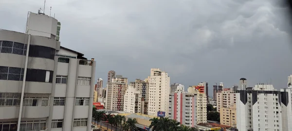 imagem colorida ceu goiania chuva agosto