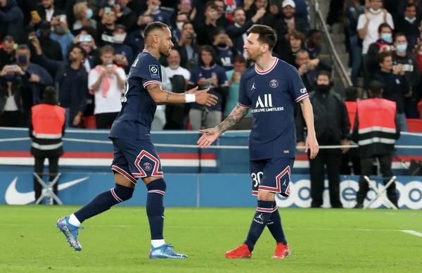 Com trio MNM titular, Neymar marca e PSG bate o Lyon no Francês