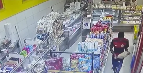 RJ: jovem é preso após comprar pão em padaria do Jacarezinho; vídeo