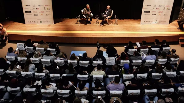 Dinâmica inovadora no Congresso da Abraji discute jornalismo. O Metrópoles é convidado