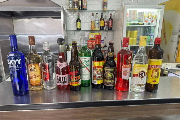 Bebidas adulteradas que foram apreendidas pela polícia em São Vicente - Metrópoles