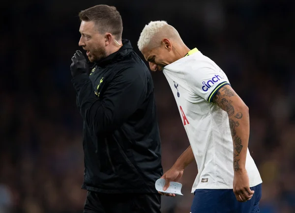 Richarlison sai do campo após lesão - Metrópoles