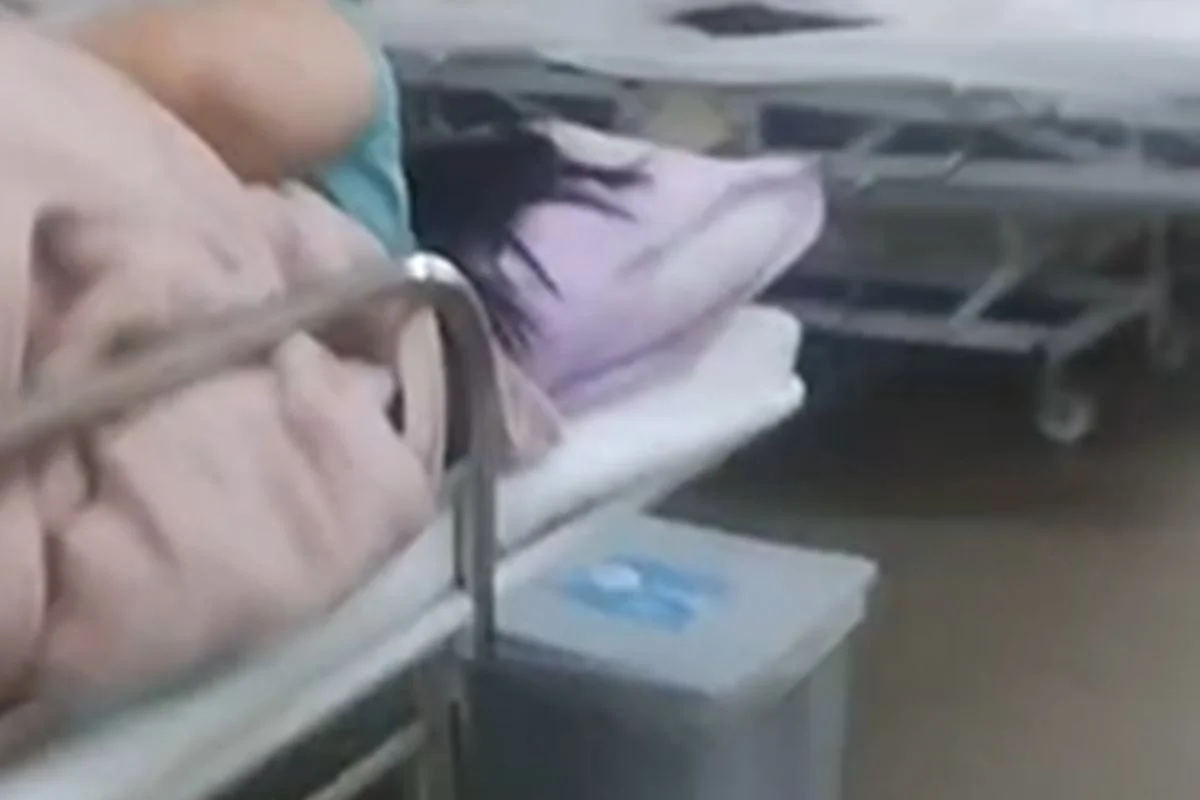 Paciente em maca destinada para mortos no Hospital de Base Paciente em maca destinada para mortos no Hospital de Base