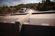 Caminhão bateu contra ônibus na GO-010