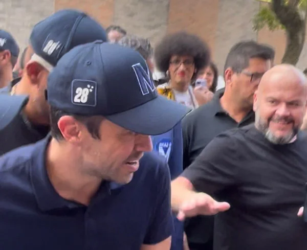 Pablo Marçal em agenda em padaria na zona leste; ao fundo, é possível ver candidata a vereadora Carolina Iara
