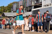 Torcedores do Fluminense se reúnem no Brazolia Bar, em Brasília, para acompanhar a partida contra o Al-Hilal, válida pelas quartas de final do Mundial de Clubes.