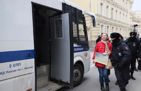 Ativista russa Marina Litvinovich é presa após manifestação contrária à invasão da Ucrânia
