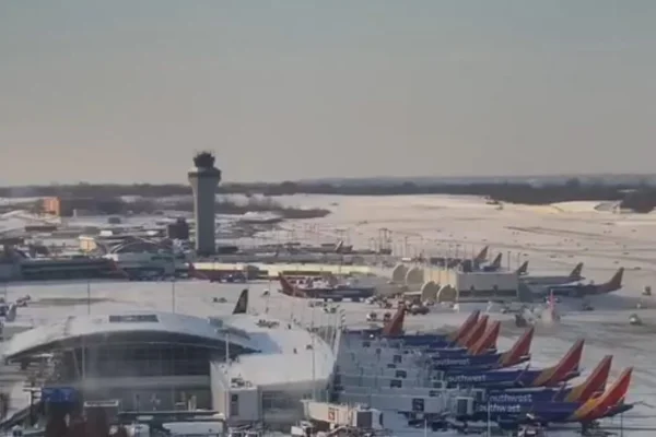 Imagem colorida de neve em aeroporto