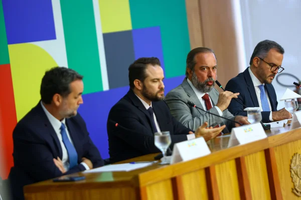 Ministros concedem coletiva sobre medidas para conter alta de preços dos combustíveis