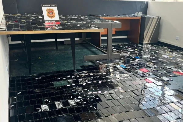 Imagem colorida de centenas de celulares em mesas. A polícia devolverá os aparelhos recuperados aos donos - Metrópoles