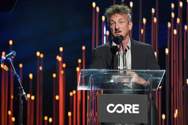 Sean Penn conta como teve que largar carro e escapar da Ucrânia a pé
