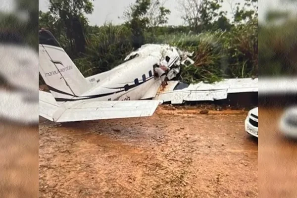 Imagem colorida mostra Acidente aéreo em Barcelos, no Amazonas: força-tarefa para identificação dos corpos - Metrópoles