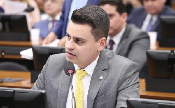 O deputado Yury do Paredão, do PL do Ceará, fala ao microfone em audiência na Câmara