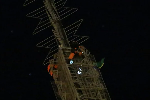 Bombeiros resgatam homem que escalou a Torre de TV. Veja vídeos