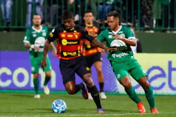 Imagem colorida mostra jogo entre a Chapecoense e o Sport - Metrópoles