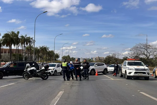 Protesto de professores em greve bloqueia 4 faixas do Eixo Monumental