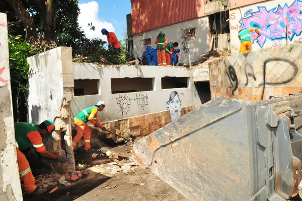 SLU remove 6 toneladas de lixo no Torre Palace Hotel