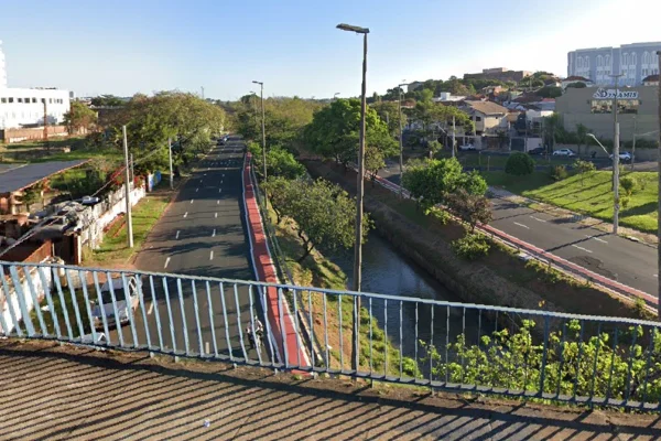 Imagem colorida de viaduto em Bauru. Metrópoles
